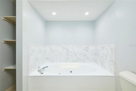 Condo in Tampa, Florida, 2 bedrooms  № 1558875 - photo 29