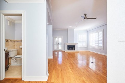 Condo in Tampa, Florida, 2 bedrooms  № 1558875 - photo 11