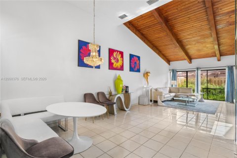 Touwnhouse à vendre à Hallandale Beach, Floride: 2 chambres, 156.08 m2 № 2154373 - photo 2