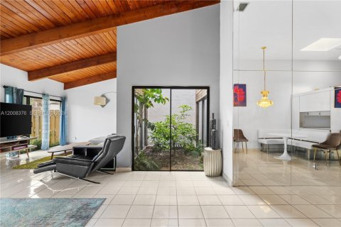 Touwnhouse à vendre à Hallandale Beach, Floride: 2 chambres, 156.08 m2 № 2154373 - photo 4