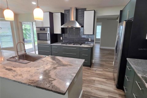 House in Spring Hill, Florida 2 bedrooms, 166.11 sq.m. № 2394386 - photo 7
