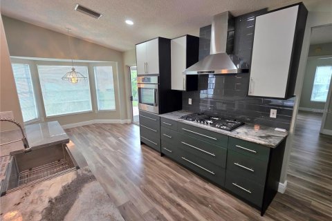 House in Spring Hill, Florida 2 bedrooms, 166.11 sq.m. № 2394386 - photo 3