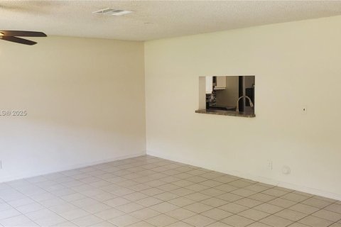 Townhouse in Sunrise, Florida 3 bedrooms, 148.27 sq.m. № 1779293 - photo 3