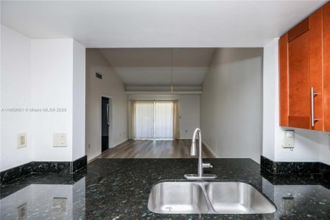 Condo in Pembroke Pines, Florida, 2 bedrooms № 1941565 - photo 11