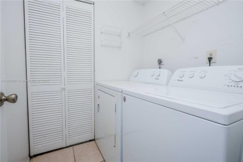 Condo in Pembroke Pines, Florida, 2 bedrooms № 1941565 - photo 23