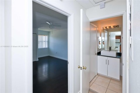 Condo in Pembroke Pines, Florida, 2 bedrooms № 1941565 - photo 18