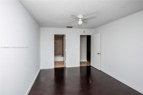 Condo in Pembroke Pines, Florida, 2 bedrooms № 1941565 - photo 20