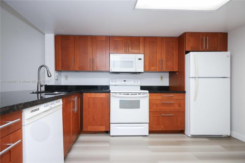 Condo in Pembroke Pines, Florida, 2 bedrooms № 1941565 - photo 8