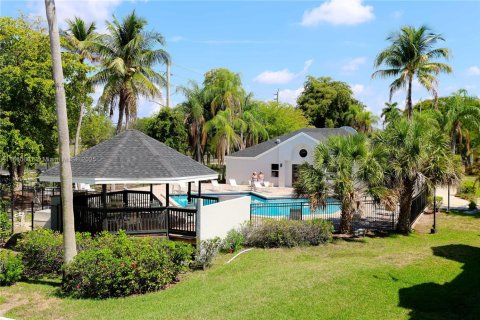 Condo in Pembroke Pines, Florida, 2 bedrooms № 1941565 - photo 30