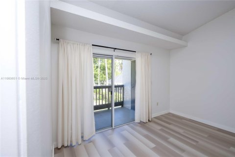 Condo in Pembroke Pines, Florida, 2 bedrooms № 1941565 - photo 5