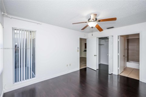 Condo in Pembroke Pines, Florida, 2 bedrooms № 1941565 - photo 12