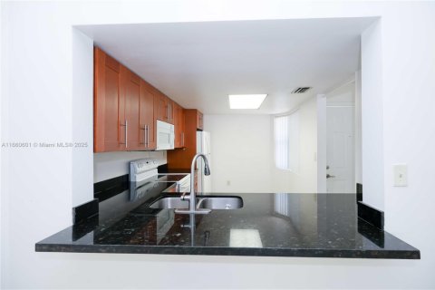 Condo in Pembroke Pines, Florida, 2 bedrooms № 1941565 - photo 6