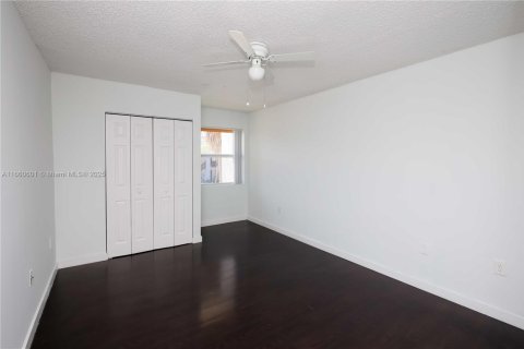 Condo in Pembroke Pines, Florida, 2 bedrooms № 1941565 - photo 19