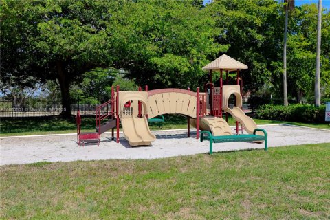 Condo in Pembroke Pines, Florida, 2 bedrooms № 1941565 - photo 28