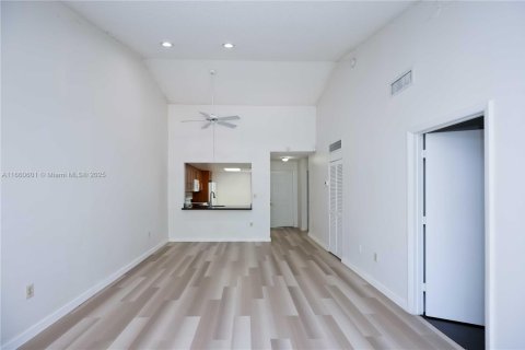 Condo in Pembroke Pines, Florida, 2 bedrooms № 1941565 - photo 1