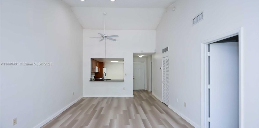 Condo in Pembroke Pines, Florida, 2 bedrooms № 1941565