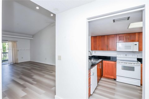 Condo in Pembroke Pines, Florida, 2 bedrooms № 1941565 - photo 7