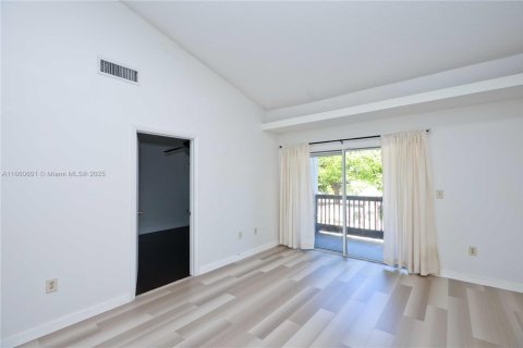 Condo in Pembroke Pines, Florida, 2 bedrooms № 1941565 - photo 4