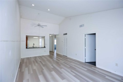 Condo in Pembroke Pines, Florida, 2 bedrooms № 1941565 - photo 2