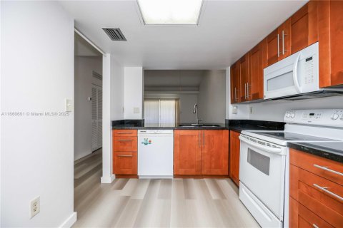 Condo in Pembroke Pines, Florida, 2 bedrooms № 1941565 - photo 9