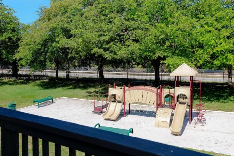 Condo in Pembroke Pines, Florida, 2 bedrooms № 1941565 - photo 27