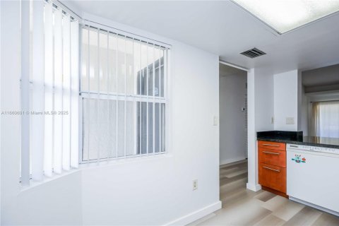 Condo in Pembroke Pines, Florida, 2 bedrooms № 1941565 - photo 10
