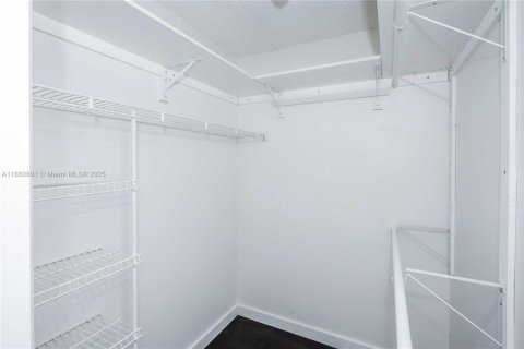 Condo in Pembroke Pines, Florida, 2 bedrooms № 1941565 - photo 14