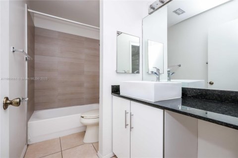 Condo in Pembroke Pines, Florida, 2 bedrooms № 1941565 - photo 15