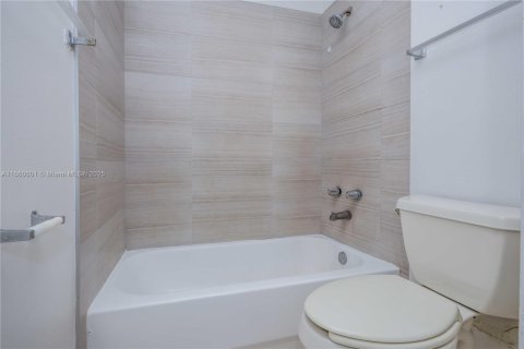 Condo in Pembroke Pines, Florida, 2 bedrooms № 1941565 - photo 17