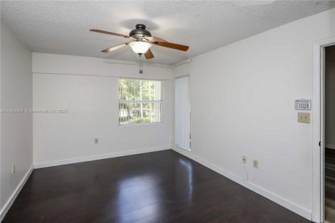 Condo in Pembroke Pines, Florida, 2 bedrooms № 1941565 - photo 13