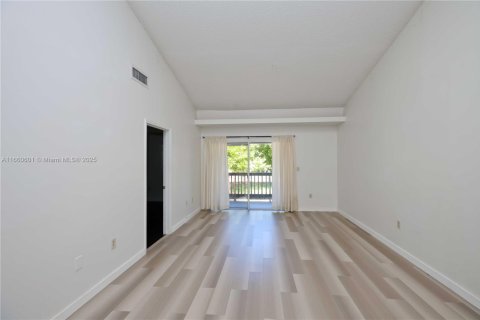 Condo in Pembroke Pines, Florida, 2 bedrooms № 1941565 - photo 3