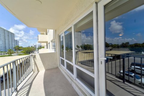 Condo in Fort Lauderdale, Florida, 2 bedrooms № 2245581 - photo 24