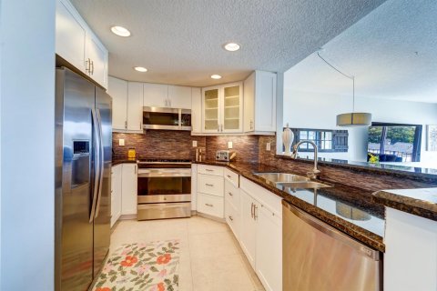 Condo in Fort Lauderdale, Florida, 2 bedrooms № 2245581 - photo 2