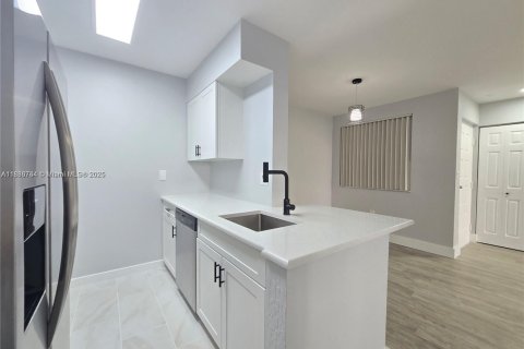 Copropriété à louer à Oakland Park, Floride: 1 chambre, 80.08 m2 № 1983421 - photo 1