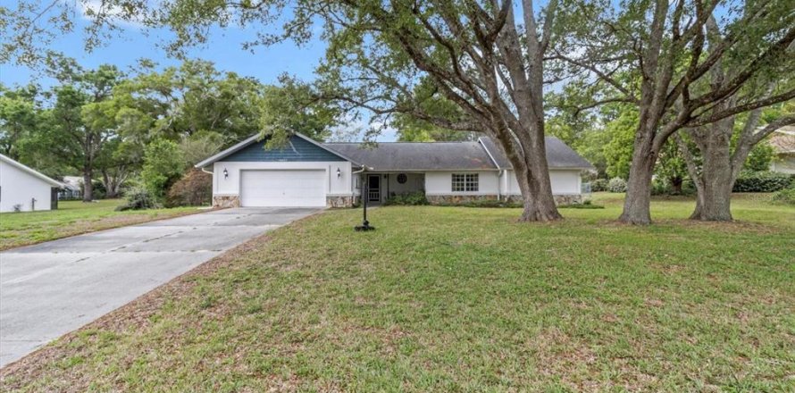 House in Brooksville, Florida 3 bedrooms, 194.54 sq.m. № 2122869