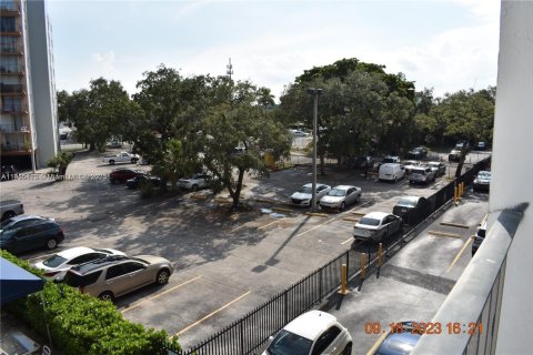 Condominio en alquiler en North Miami, Florida, 53.51 m2 № 1970589 - foto 12