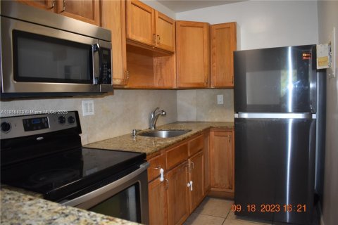 Condominio en alquiler en North Miami, Florida, 53.51 m2 № 1970589 - foto 1