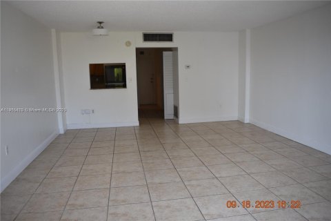 Condominio en alquiler en North Miami, Florida, 53.51 m2 № 1970589 - foto 3