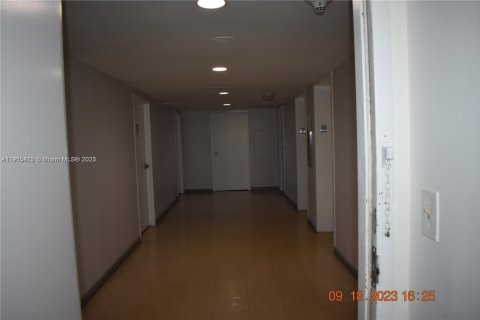 Condominio en alquiler en North Miami, Florida, 53.51 m2 № 1970589 - foto 13