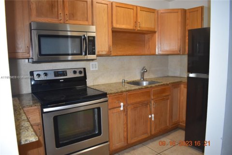 Condominio en alquiler en North Miami, Florida, 53.51 m2 № 1970589 - foto 2