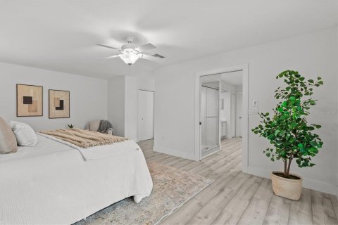 House in Clearwater, Florida 4 bedrooms, 288.55 sq.m. № 2200293 - photo 25