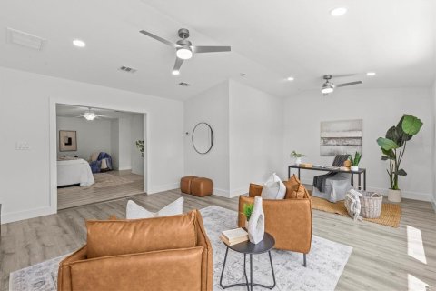 House in Clearwater, Florida 4 bedrooms, 288.55 sq.m. № 2200293 - photo 29