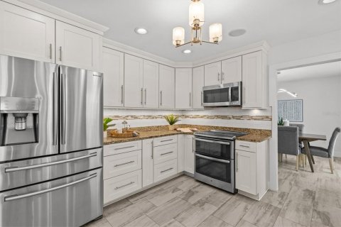 House in Clearwater, Florida 4 bedrooms, 288.55 sq.m. № 2200293 - photo 8