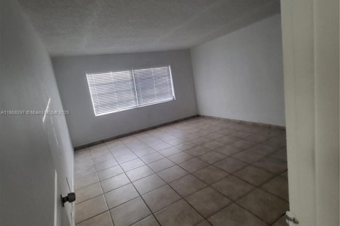 Apartamento en alquiler en Miami Beach, Florida, 1 dormitorio, 98.29 m2 № 1979349 - foto 4