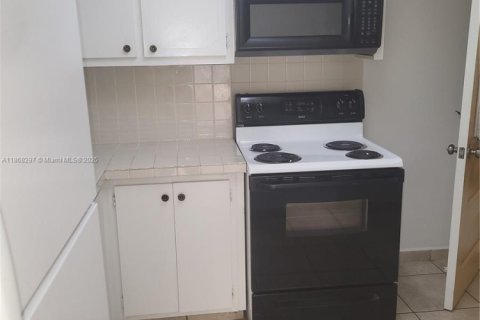 Apartamento en alquiler en Miami Beach, Florida, 1 dormitorio, 98.29 m2 № 1979349 - foto 2