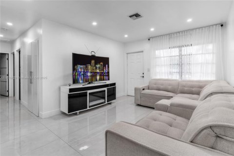Villa ou maison à vendre à Miami, Floride: 3 chambres, 92.34 m2 № 1924247 - photo 4