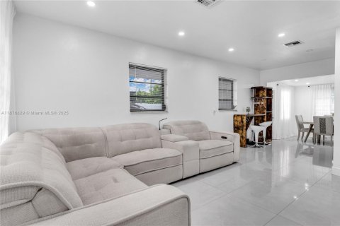Villa ou maison à vendre à Miami, Floride: 3 chambres, 92.34 m2 № 1924247 - photo 2