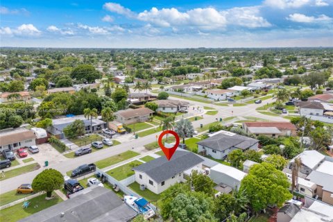 Villa ou maison à vendre à Miami, Floride: 3 chambres, 92.34 m2 № 1924247 - photo 28