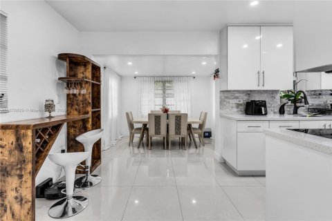 Villa ou maison à vendre à Miami, Floride: 3 chambres, 92.34 m2 № 1924247 - photo 5