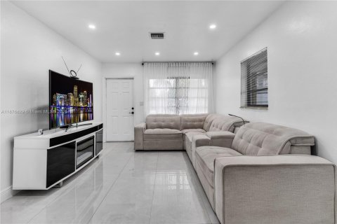 Villa ou maison à vendre à Miami, Floride: 3 chambres, 92.34 m2 № 1924247 - photo 3